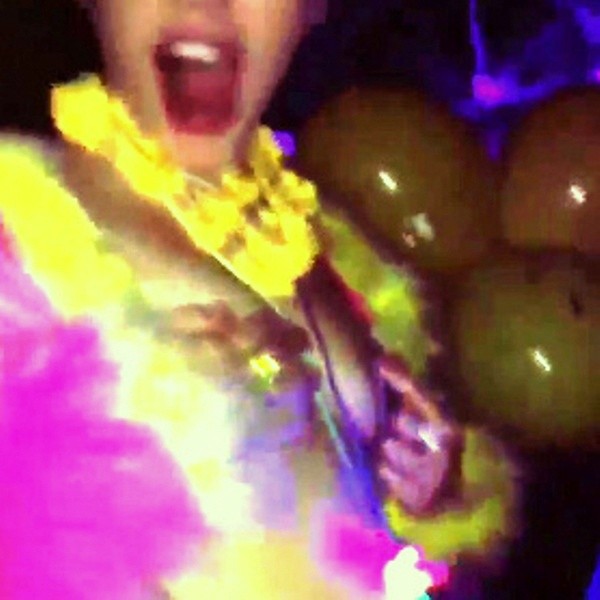 Miley ukazuje prsia do kamery